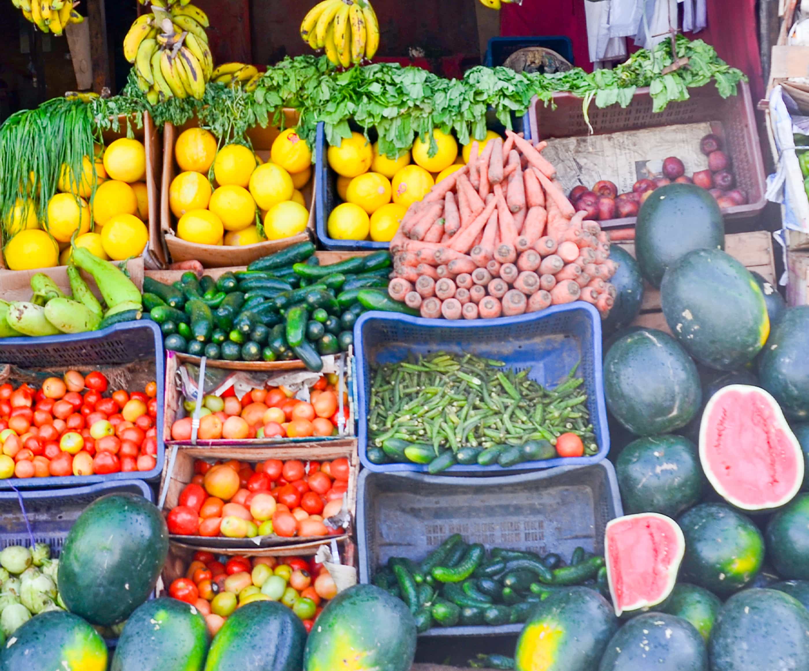 市場の野菜売場の画像